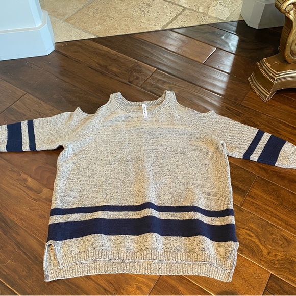 RVCA Cold Shoulder Sweater SZ M - Picture 3 of 4